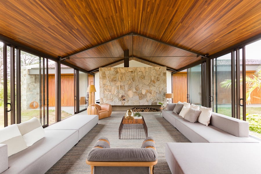 Modernist Brazilian getaway house