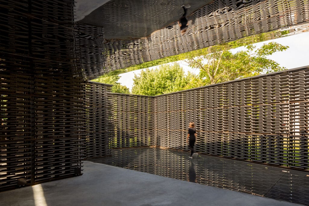 courtyard of serpentine pavilion, wall made of slats