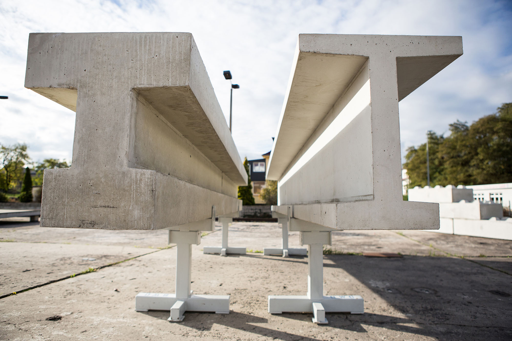 detail of carbon-reinforced concrete beam and traditional beam