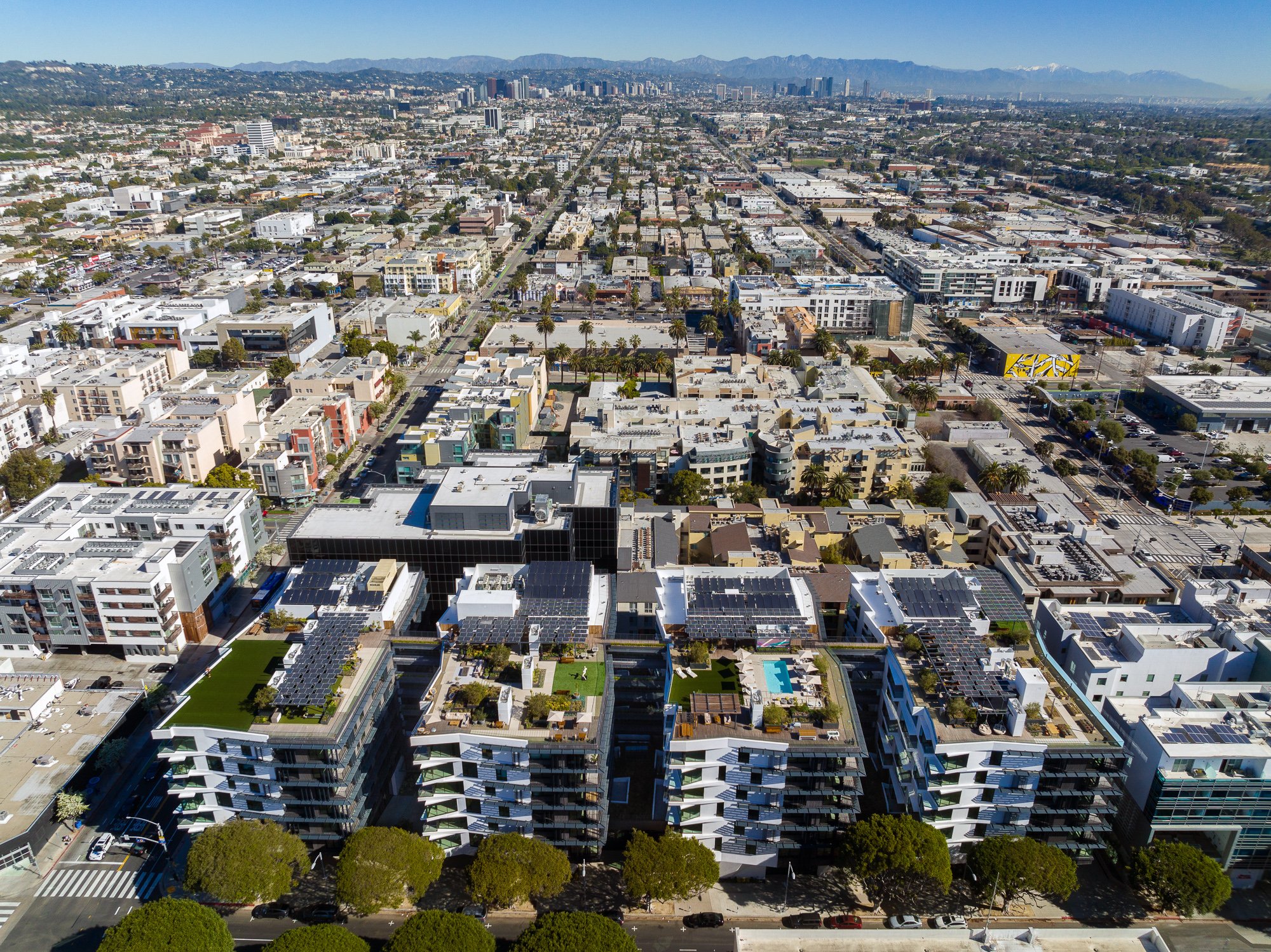 Vista aérea de un complejo de viviendas compuesto por cuatro edificios