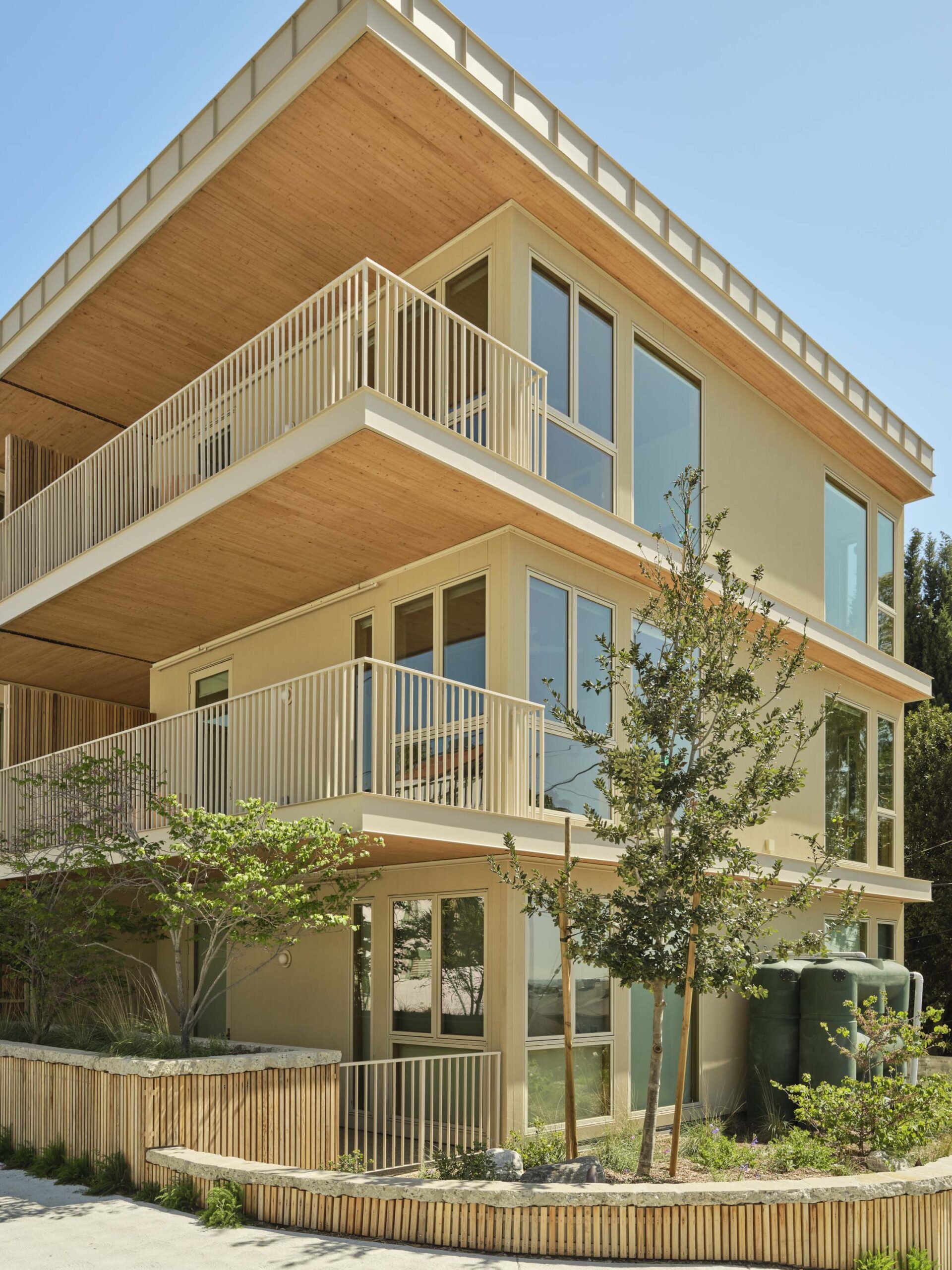 Image of the exterior of an apartment building in LA