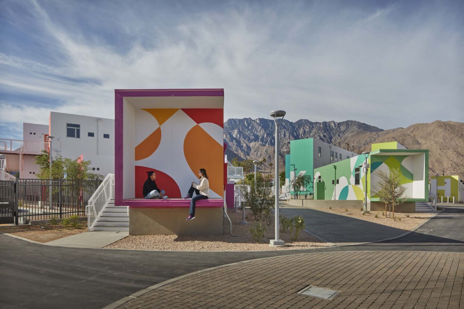Centro de Apoio a Sem-teto em Palm Springs ganha vida com cores vibrantes pela JFAK
