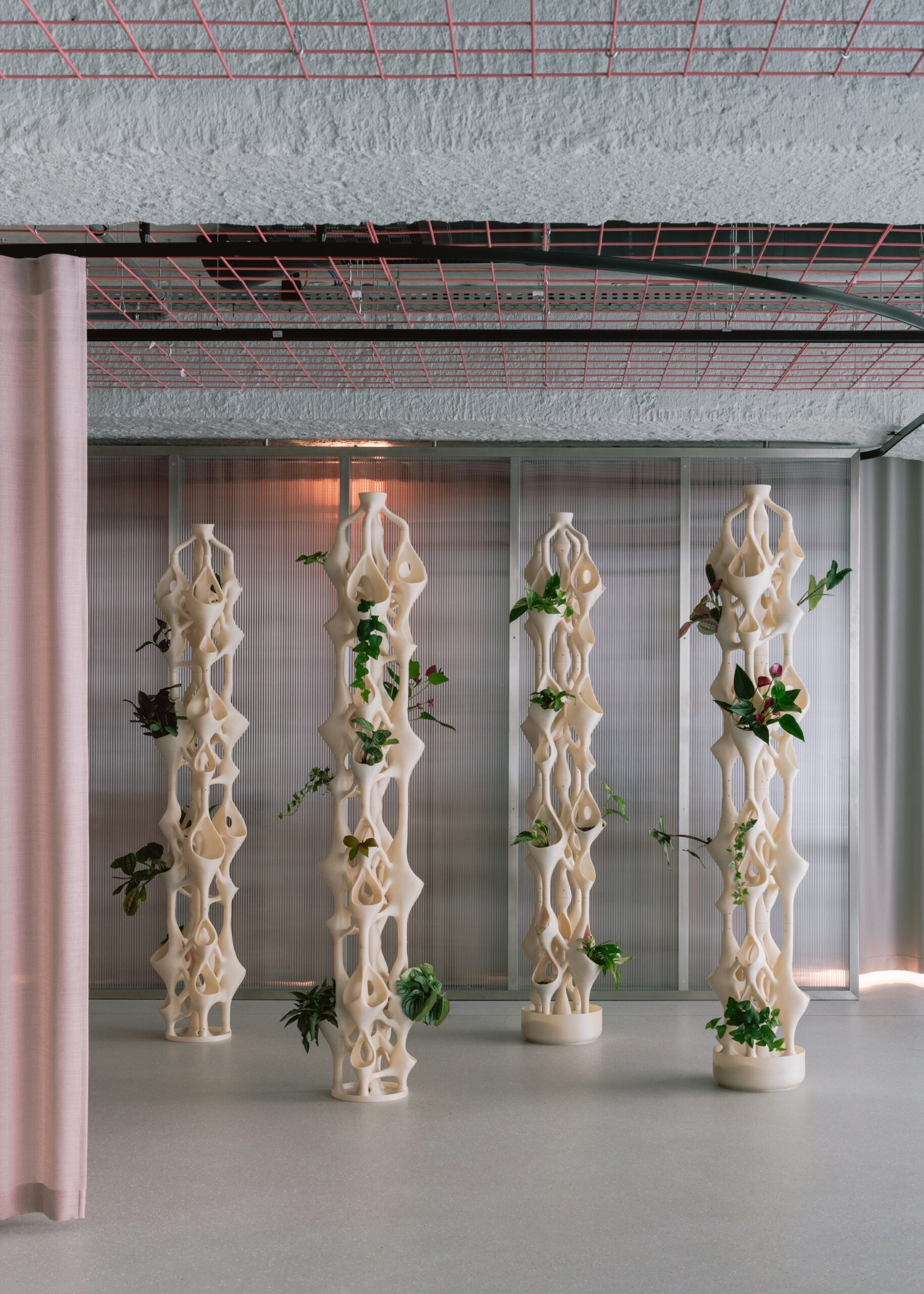 Working with hydroponic systems and responsive bioplastics, Biocolumns explores how materials can actively support plant life while making processes of care visible. 
